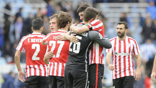 Los jugadores del Athletic se abrazan tras lograr una victoria.