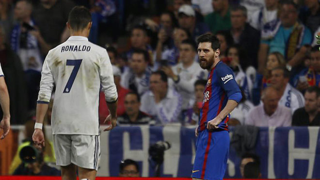 Cristiano Ronaldo y Messi, en el ltimo Clsico disputado en el...