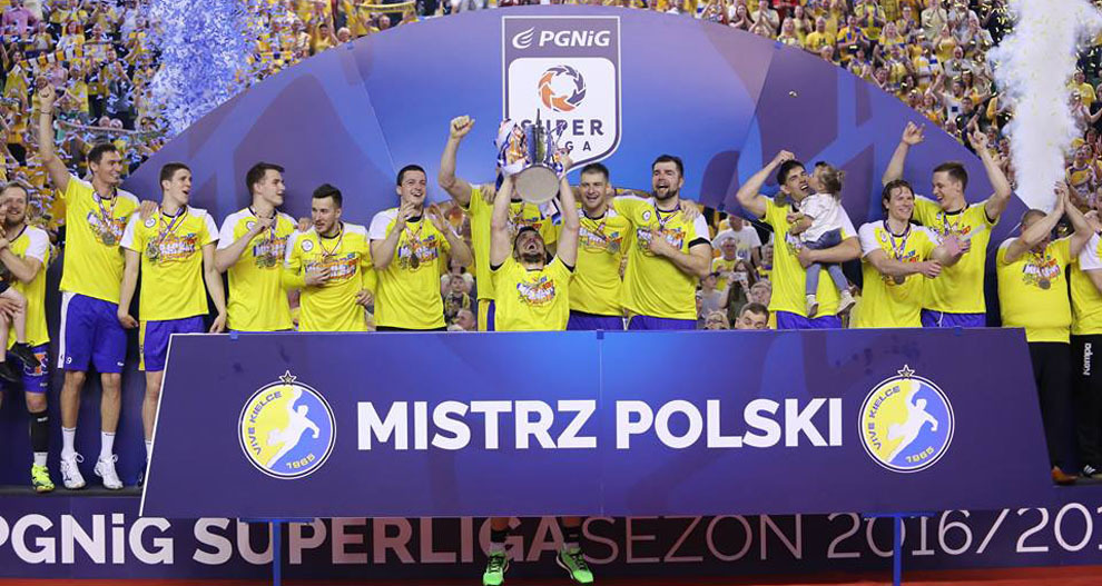 La plantilla del Kielce celebra el ttulo de Liga