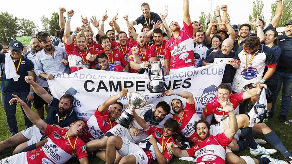 Los jugadores del VRAC Quesos Entrepinares celebran el título de Liga...