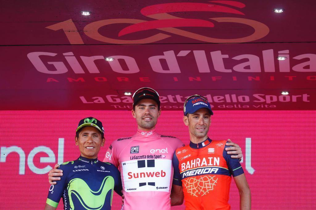 Dumoulin, en el centro; Nairo Quintana a su derecha y Nibali a su...