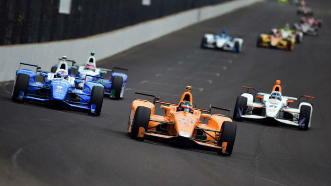 Alonso lidera la Indy 500 con su McLaren Honda Andretti.