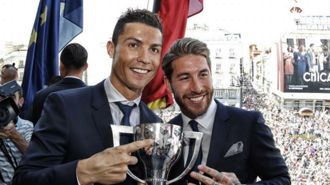 Cristiano y Ramos, con la Copa de la Liga