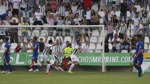Piovaccari celebra uno de los dos primeros goles del Crdoba al...