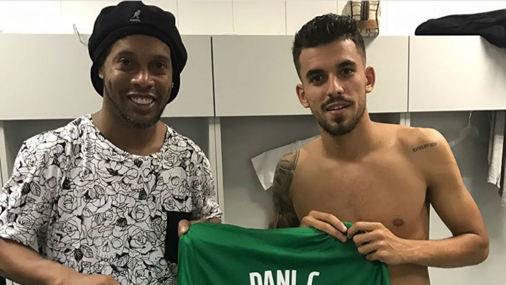 Dani Ceballos, junto a Ronaldinho en los vestuarios del Vicente...