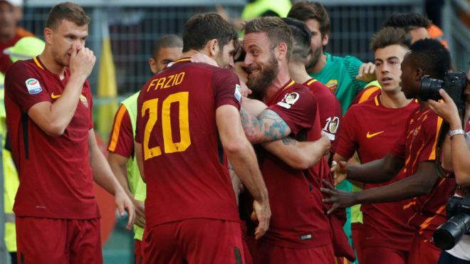 Los jugadores de la Roma celebran un gol en un partido liguero.