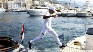 Lewis Hamilton salta de un barco a otro en el puerto deportivo de...