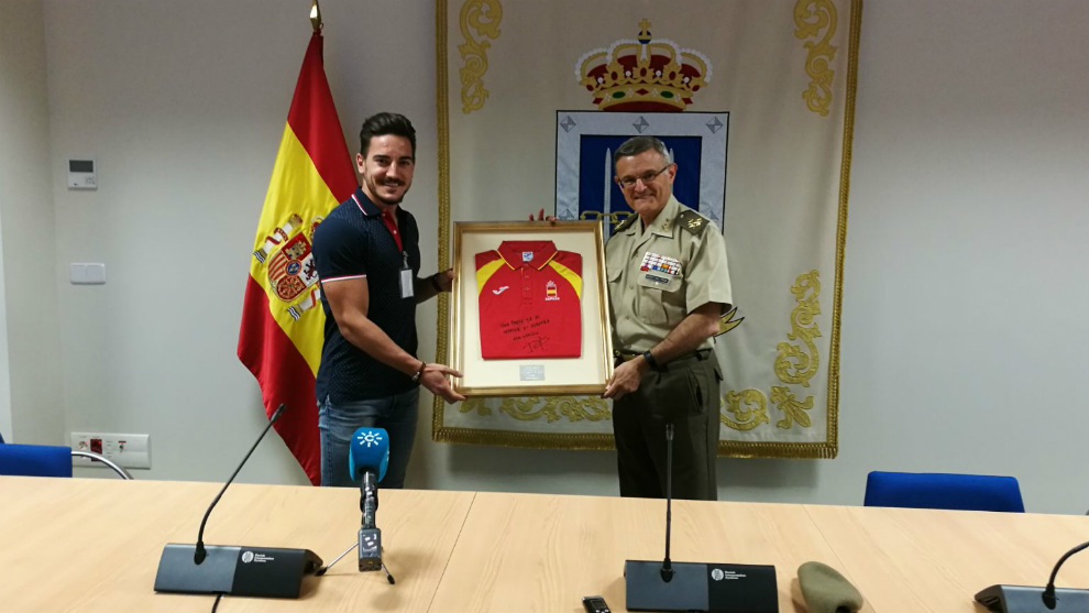 Quintero y el teniente general Lpez del Pozo muestran la camiseta...