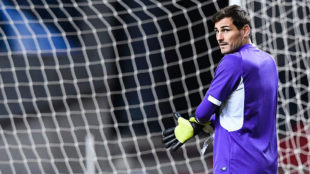 Iker Casillas realiza ejercicios de calentamiento antes de medirse al...