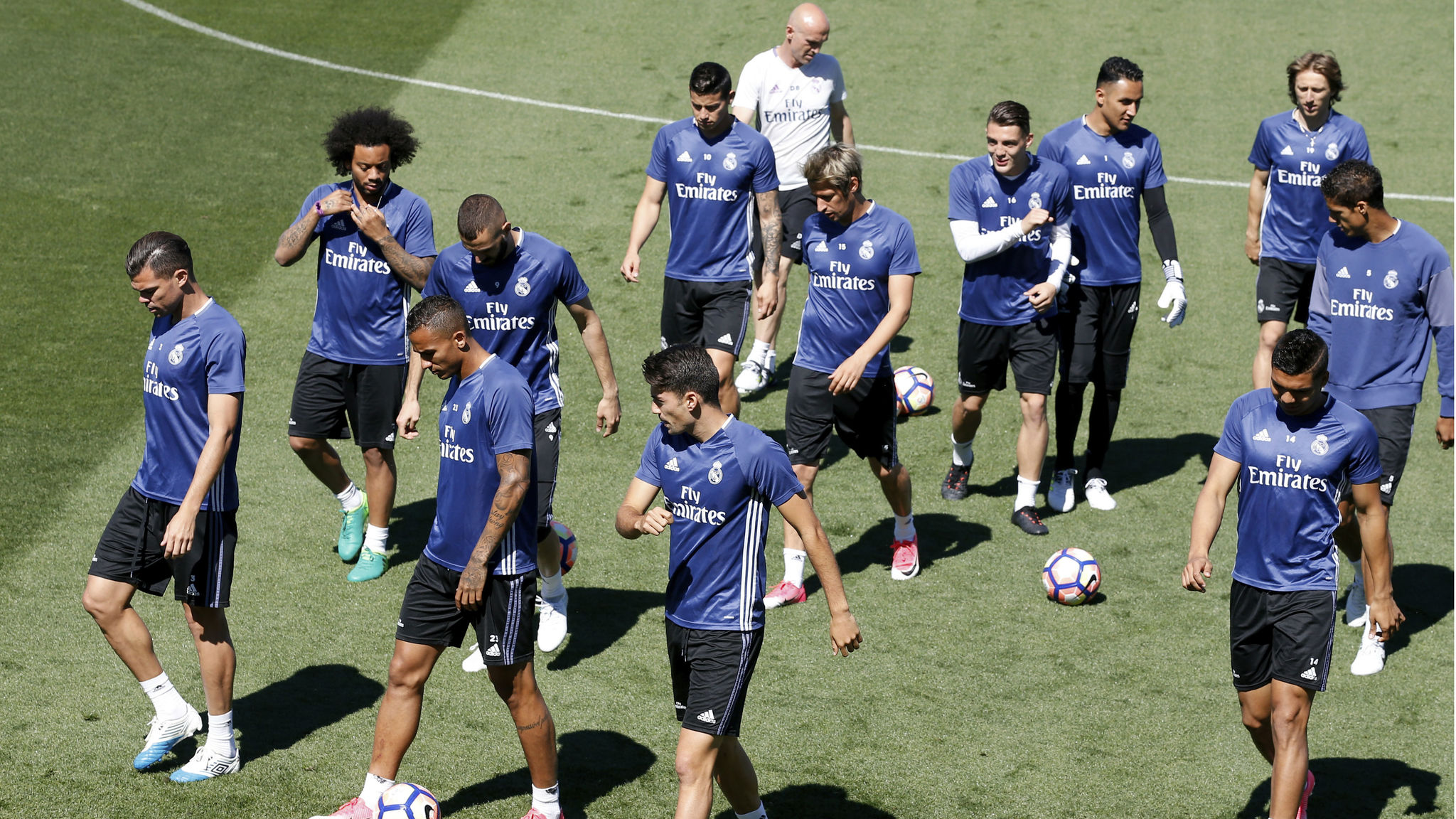 Los jugadores del Real Madrid durante el entrenamiento