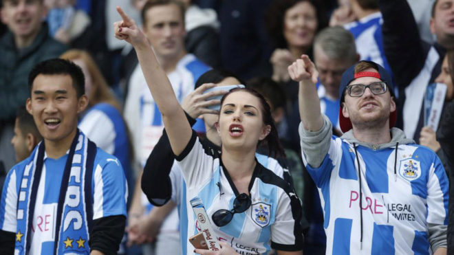 Aficionados del Huddersfield durante un partido.