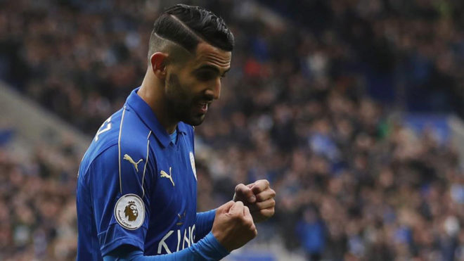 Mahrez celebra un gol el Leicester.