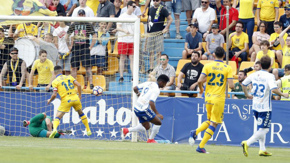 Lozano marca un gol ante el Alcorcn.