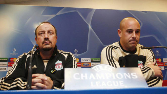 Bentez y Reina, en una rueda de prensa con el Liverpool.