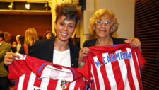 Amanda Sampedro posa junto a Manuela Carmena con camisetas del...