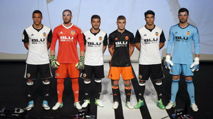 Los jugadores del Valencia, con los nuevos diseos de camisetas para...
