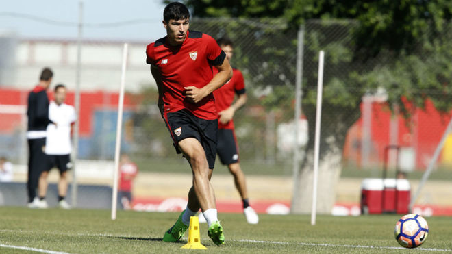 Diego Gonzlez, en un entrenamiento con el primer equipo del Sevilla.