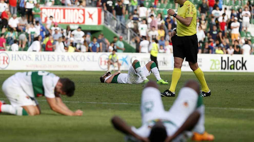 Los jugadores del Elche, abatidos tras el empate ante el Reus el...