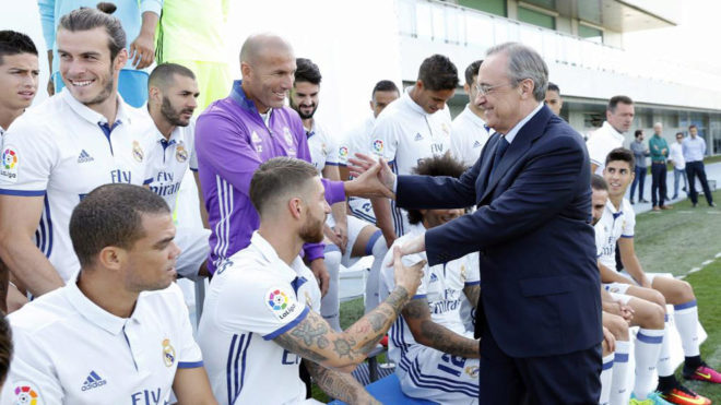 Florentino saluda a Zidane y Ramos en Valdebebas