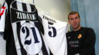 Zidane posa con las camisetas de Juve y Real Madrid.