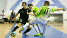 Pablo Talln disputa un baln durante un partido del Santiago Futsal...