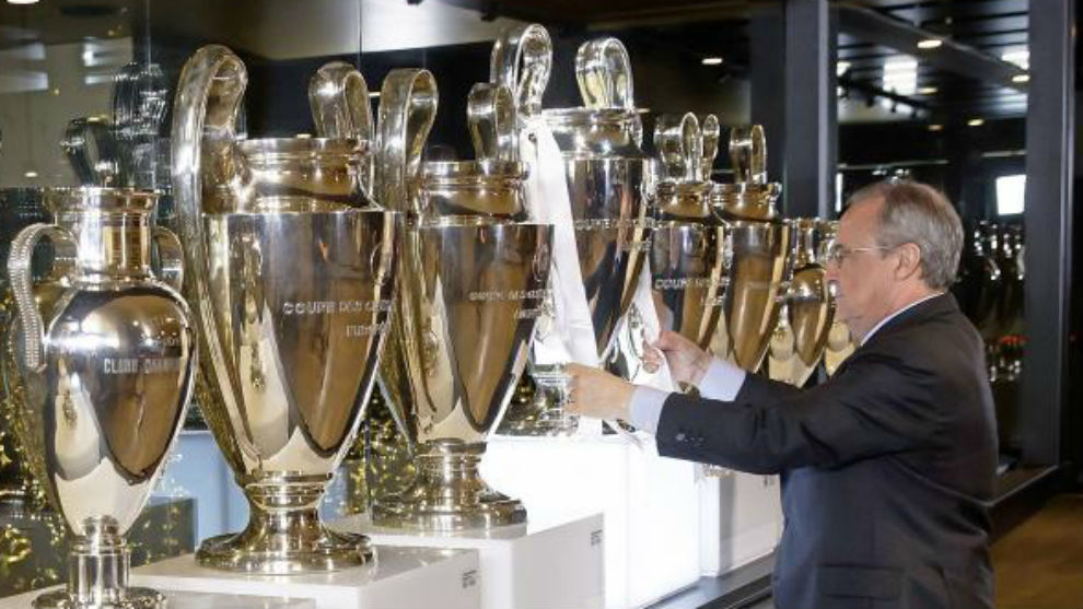 Florentino colocando en la sala de prensa la ltima Champions blanca.