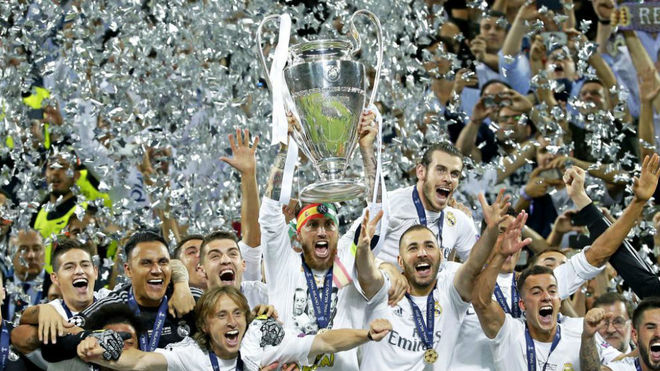 Sergio Ramos levanta el trofeo de campen de la Liga de Campeones...