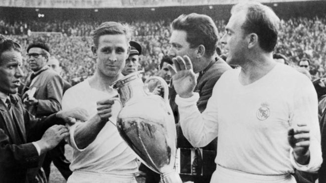 Raymond Kopa y Alfredo di Stfano con el trofeo conquistado en...