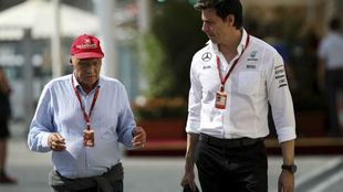 Niki Lauda y Toto Wolff charlan en el pasado GP de Abu Dabi.