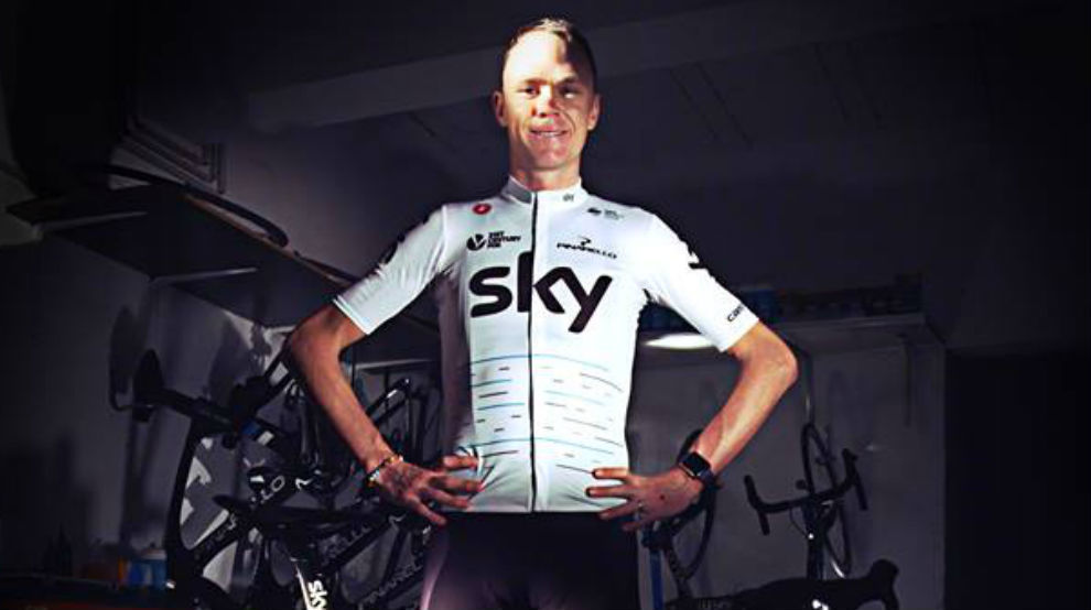 Chris Froome posando con el maillot del Sky para el prximo Tour...