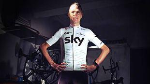 Chris Froome posando con el maillot del Sky para el prximo Tour...