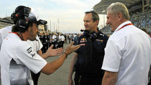 Alonso charla con Paul Monaghan y Helmut Marko (dcha) en el GP de...