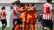 Las jugadoras del Valencia celebran un gol ante el Athletic Club.