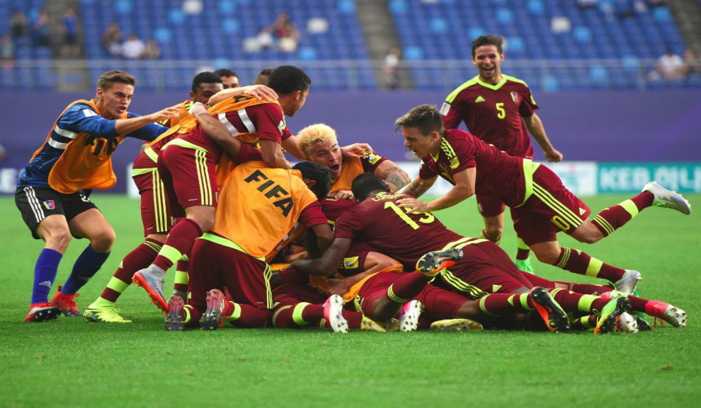 Los futbolistas de Venezuela celebran el gol en la prrroga ante...