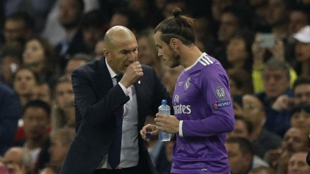 Gareth Bale charlando con Zidane