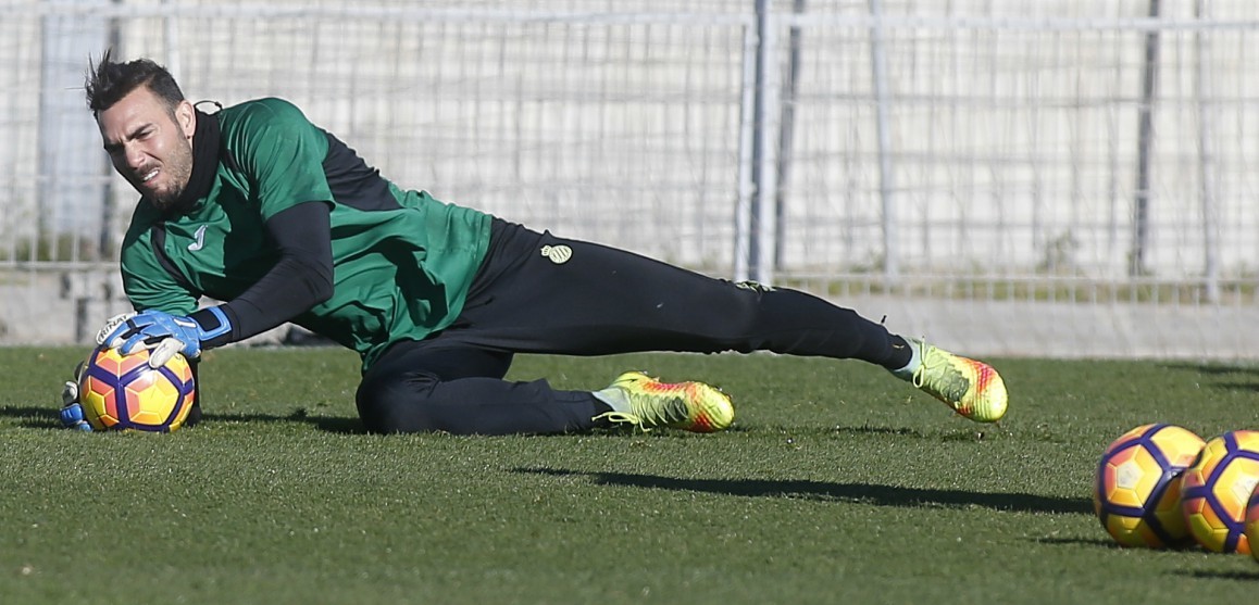 Roberto, en un entrenamiento con el Espanyol