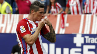 Fernando Torres se besa el escudo tras anotar un gol.