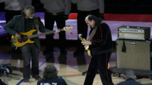 Carlos Santana durante el juego dos de las finales.