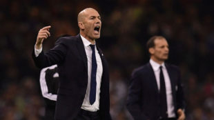 Zidane da instrucciones durante la final