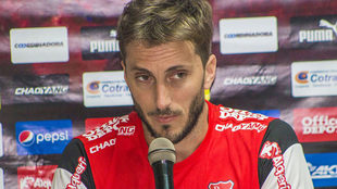 Luis Zubelda, en una rueda de prensa con el Independiente de...