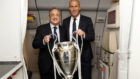 Florentino Prez y Zidane posan con la Champions en el avin de...