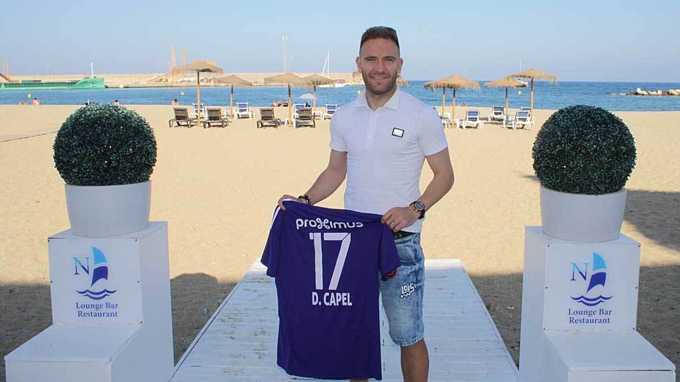 Diego Capel posa con la camiseta del Anderlecht  belga en la playa de...