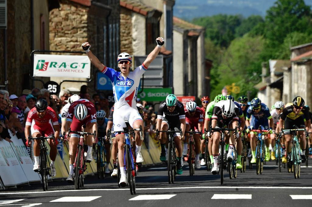 Arnaud Demare celebrando su triunfo en el Dauphin.