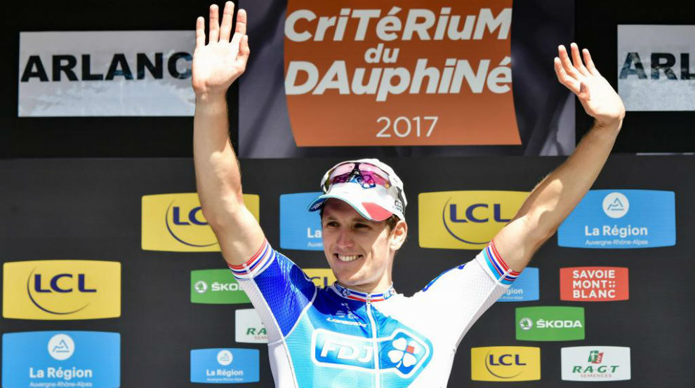 Demare en el podio del Dauphin celebrando su triunfo de etapa.