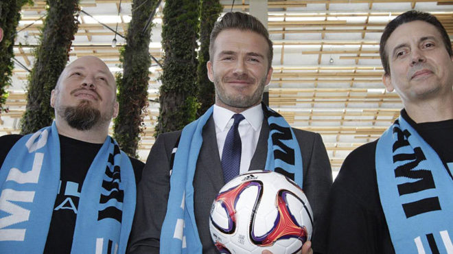 David Beckham, en el centro de la imagen, con la bufanda de su futuro...