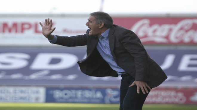 Paco Herrera dirigiendo al Valladolid