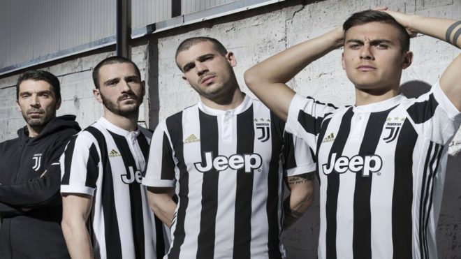 Buffon, Bonucci, Sturaro y Dybala con las nuevas camisetas