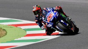 Maverick Viales pilota su Yamaha en el pasado GP de Italia.