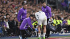 El cuerpo mdico atendiendo a Bale tras su lesin ante el Bara