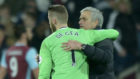 Mourinho y De Gea durante un partido de la Premier